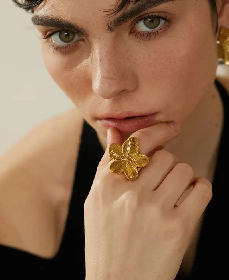 Detailed Gold Flower Ring Vow Jewelry